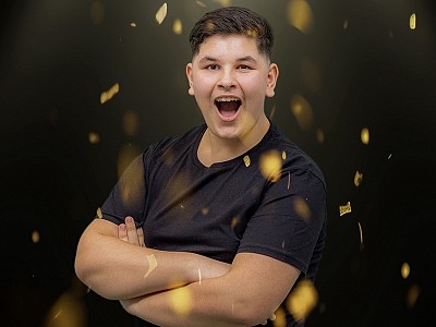 Adrian (15 år) danket ut 3500 søkere på audition!